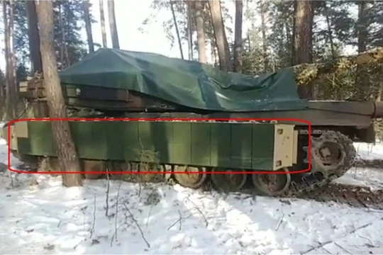 Xe tăng chiến đấu chủ lực MBT M1A1 Abrams của Ukraina được trang bị thêm giáp M-19 ARAT. Ảnh Mạng xã hội Ukraine.