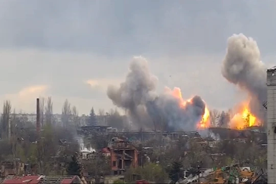 Pháo phản lực nhiệt áp TOS-1A "Solntsepek" đánh phá chiến tuyến quân đội Ukraine ở Bakhmut. Ảnh video South Front.