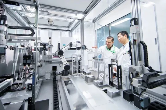 Alex Zhavoronkov, người sáng lập và Giám đốc điều hành công ty Insilico Medicine, và Feng Ren, Giám đốc khoa học, tại phòng thí nghiệm của công ty ở Tô Châu, Trung Quốc. Ảnh CNBC