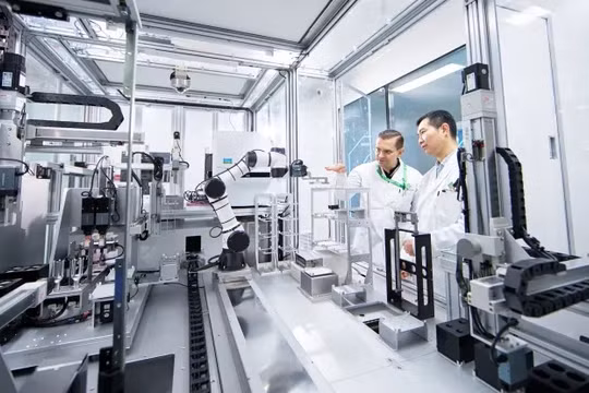 Alex Zhavoronkov, người sáng lập và Giám đốc điều hành công ty Insilico Medicine, và Feng Ren, Giám đốc khoa học, tại phòng thí nghiệm của công ty ở Tô Châu, Trung Quốc. Ảnh CNBC