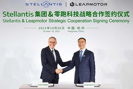 Lễ ký kết thỏa thuận đối tác liên doanh phát triển xe điện của Stellantis và Leapmotor. Ảnh Leapmotor