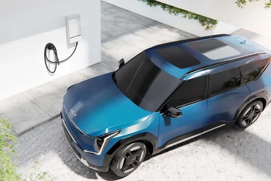 Xe điện Kia EV9 và bộ sạc điện 2 chiều gia đình. Ảnh Electrek.