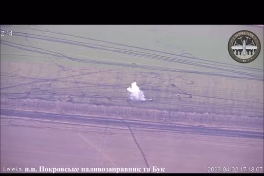 Pháo binh Ukraine pháo kích phá hủy, phá hỏng các thiết bị của hệ thống phòng không Nga ở Donbass. Ảnh video Flight Club.