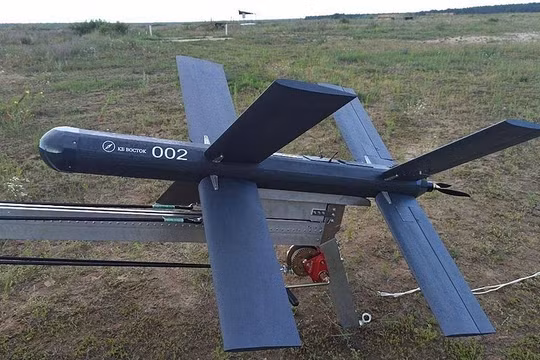 Máy bay không người lái (UAV) tự sát Dao mổ (Scalpel) do Cục thiết kế Vostok sản xuất. Ảnh TASS.