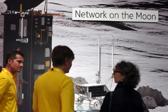 Nokia có kế hoạch triển khai mạng 4G trên Mặt trăng năm 2023. Ảnh CNBC.