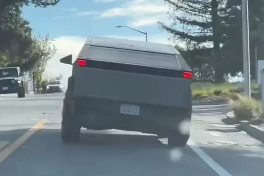 Xe bán tải Tesla CyberTruck thử nghiệm tay lái. Ảnh video Electrek