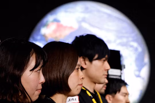 Các nhân viên của Ispace ở Tokyo sau khi nhận biết đã mất tín hiệu từ tàu đổ bộ mặt trăng Hakuto-R. Ảnh Reuters