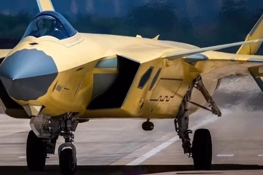 Máy bay tiêm kích tàng hình thế hệ 5 J-20. Ảnh Military Watch