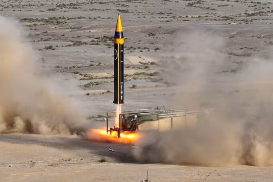 Khoramshahr 4 hoặc tên lửa đạn đạo Kheibar (Ảnh: Tasnim)