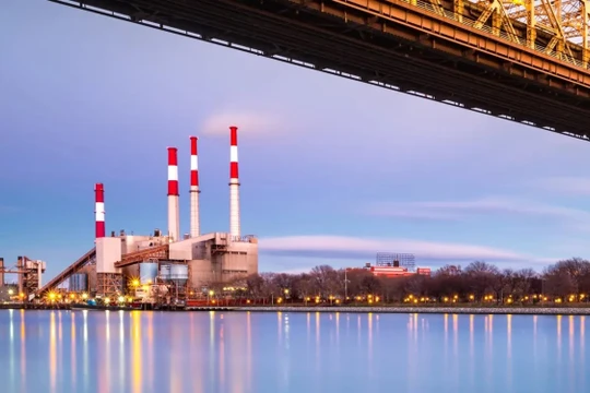 Nhà máy nhiệt điện ở New York sẽ được chuyển đổi thành trạm cung cấp điện gió ngoài khơi. Ảnh Electrek.