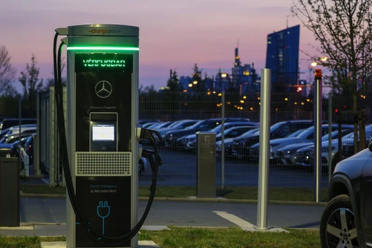 Một cột sạc xe điện của Mercedes-Benz. Ảnh EV Magazine.