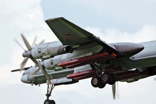 Máy bay ném bom chiến lược Tu-95MSM mang tên lửa hành trình tầm xa Kh-101. Ảnh TopWar