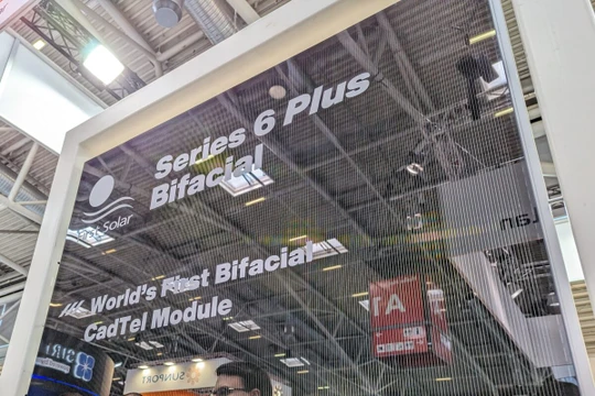 Công ty First Solar triển lãm pin điện mặt trời màng mỏng 2 chiều tại triển lãm Intersolar Europe ở Munich, Đức (Ảnh: PVMagazine)