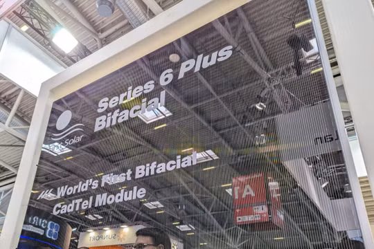 Công ty First Solar triển lãm pin điện mặt trời màng mỏng 2 chiều tại triển lãm Intersolar Europe ở Munich, Đức (Ảnh: PVMagazine)