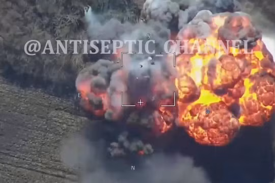 Quân đội Nga, sử dụng UAV tự sát Lancet-3 phá hủy, phá hỏng hàng loạt lựu pháo của lực lượng vũ trang Ukraine. Ảnh, Video: South Front. 