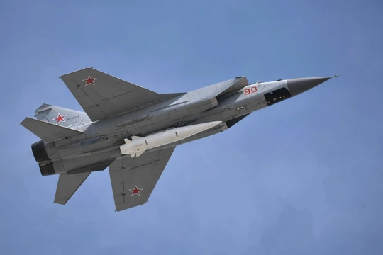Tiêm kích hạng nặng MiG-31K mang tên lửa siêu thanh. Ảnh truyền thông Nga.