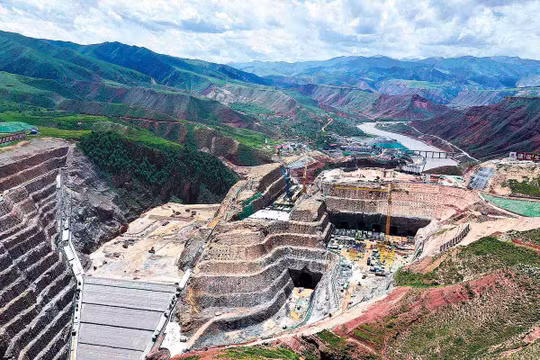 Nhà máy thủy điện Maerdang nằm trên độ cao 5000 mét so với mực nước biển. Ảnh China Daily.