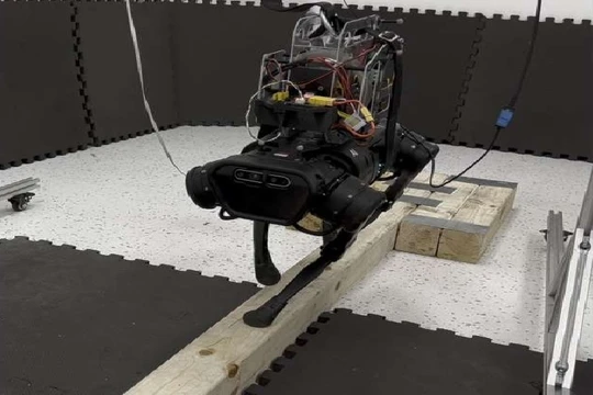 Robot bốn chân có thể đi trên một cầu thăng bằng hẹp. Ảnh Đại học Carnegie Mellon