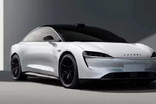 Nguyên mẫu xe Luxeed S7 sắp ra mắt trong năm 2023 của Huawei và Cherry. Ảnh InsideEVs