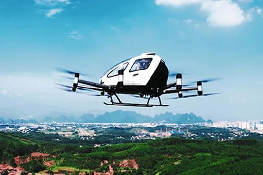 Máy bay cất hạ cánh thẳng đứng eVTOL của công ty EHang bay thử nghiệm. Ảnh EHang