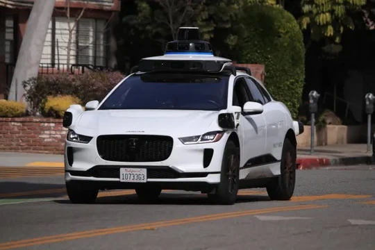 Xe Jaguar I-PACE chạy điện, trang bị công nghệ tự lái hoàn toàn Waymo ở Santa Monica, California, ngày 21/2/2023. Ảnh Waymo.