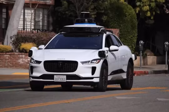 Xe Jaguar I-PACE chạy điện, trang bị công nghệ tự lái hoàn toàn Waymo ở Santa Monica, California, ngày 21/2/2023. Ảnh Waymo.