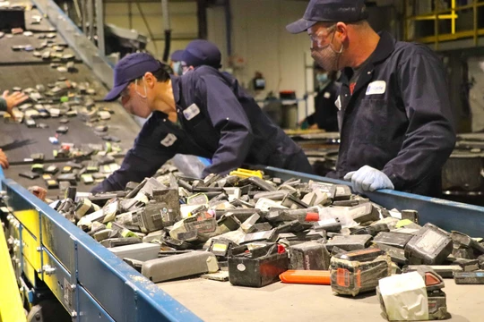 Tái chế pin Lithium-ion tại nhà máy của Li-Cycle. Ảnh Inside EVs.