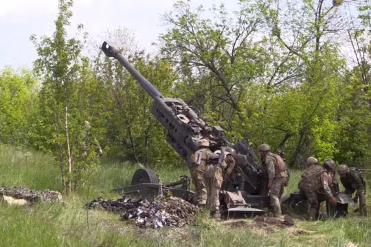 Quân đội Ukraine pháo kích bằng lựu pháo M777. Ảnh minh họa Military Ukraine.