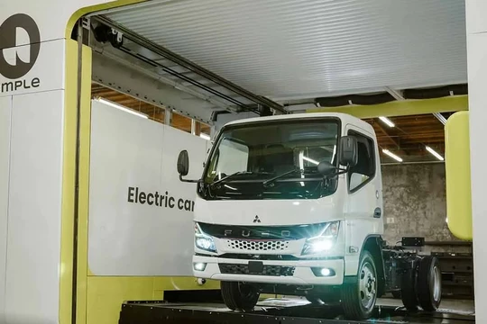 Công ty Ample hợp tác với Mitsubishi Fuso triển khai công nghệ hoán đổi pin cho xe tải ở Nhật Bản. Ảnh Electrek