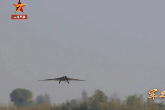Máy bay không người lái tàng hình Sky Hawk của Trung Quốc trong chuyến bay thử nghiệm, Ảnh video CCTV.