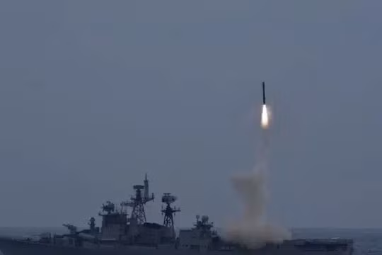 Hải quân Ấn Độ phóng thử nghiệm tên lửa hành trình siêu thanh BrahMos. Ảnh Naval News