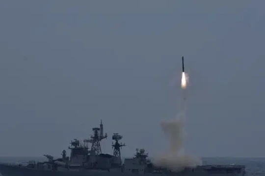 Hải quân Ấn Độ phóng thử nghiệm tên lửa hành trình siêu thanh BrahMos. Ảnh Naval News