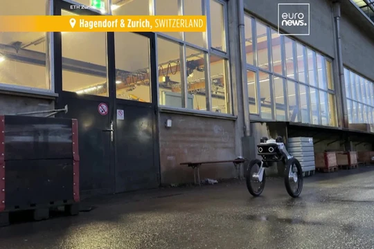Robot tuần tra của công ty khởi nghiệp Thụy Sĩ Ascento. Ảnh Yahoo News UK