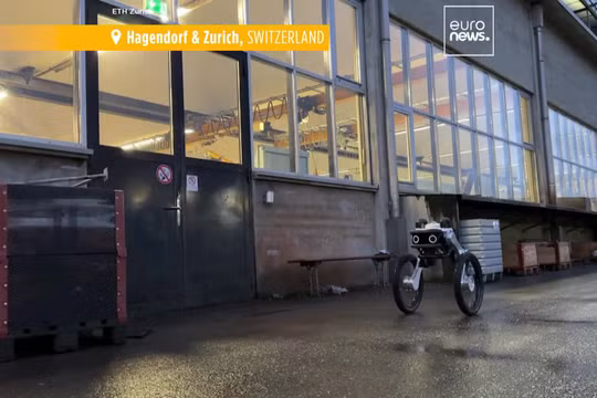 Robot tuần tra của công ty khởi nghiệp Thụy Sĩ Ascento. Ảnh Yahoo News UK