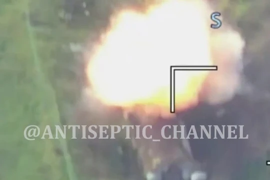 UAV tự sát Lancet-3 tấn công xe vận tải, phóng Tel của tổ hợp S-300 quân đội Ukraine. Ảnh South Front