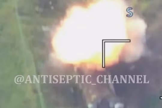 UAV tự sát Lancet-3 tấn công xe vận tải, phóng Tel của tổ hợp S-300 quân đội Ukraine. Ảnh South Front