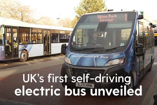 Anh ra mắt dịch vụ xe buýt điện tự lái đầu tiên. Ảnh video E&T