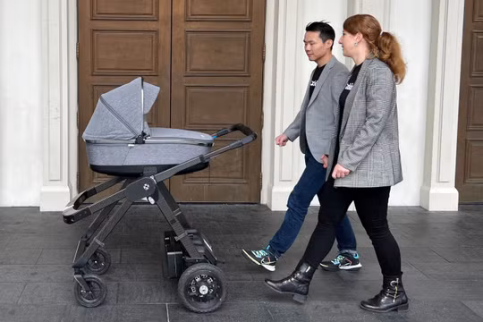 Xe đẩy thông minh Ella AI, đứa con tinh thần của Anne Hunger và Kevin Huang. Ảnh Global News.