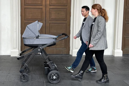 Xe đẩy thông minh Ella AI, đứa con tinh thần của Anne Hunger và Kevin Huang. Ảnh Global News.