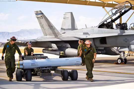 Máy bay chiến đấu Mỹ F/A-18 Hornet được lắp đạn rocket Zuni-127 mm.