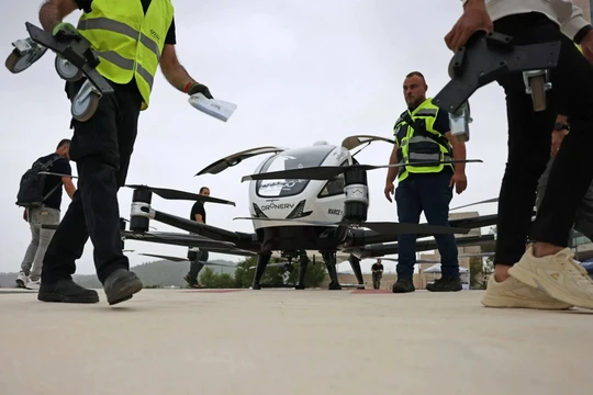Sáng kiến Máy bay Không người lái Quốc gia của Israel ra mắt một chiếc UAV taxi tại Bệnh viện Hadassah ở Jerusalem ngày 13/9/2023. Ảnh: AFP
