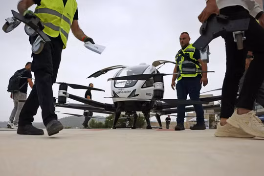 Sáng kiến Máy bay Không người lái Quốc gia của Israel ra mắt một chiếc UAV taxi tại Bệnh viện Hadassah ở Jerusalem ngày 13/9/2023. Ảnh: AFP