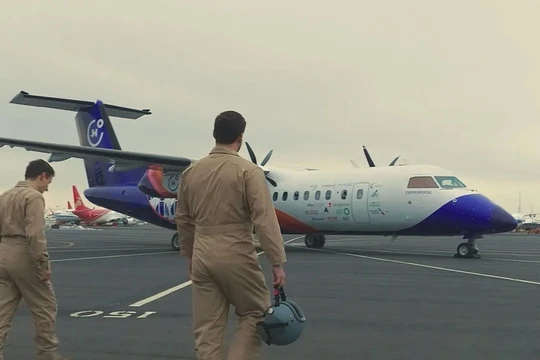 Phi công thử nghiệm máy bay thí nghiệm Dash-300 trước chuyến bay đầu tiên. Ảnh minh họa CNBC.