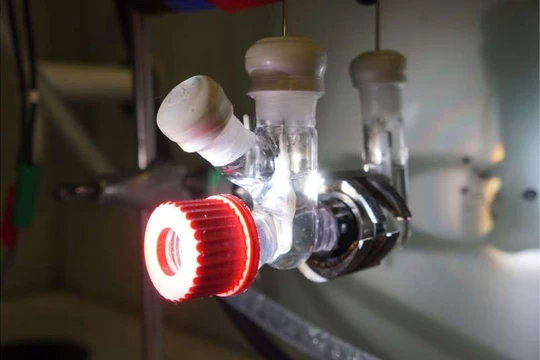 Một phần của lo phản ứng chuyển đổi CO2, rác thải nhựa PET. Ảnh Tech Xplore.