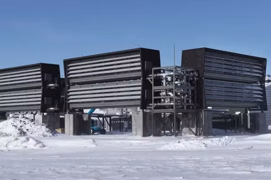 Nhà máy Climeworks thu giữ khí CO2 từ khí quyển, chuyển đổi thành đá và lưu trữ dưới lòng đất. Ảnh CNBC.