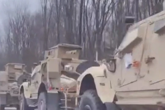 Đoàn xe bọc thép Oshkosh M-ATV trên đường cao tốc Ukraine. Ảnh Military Ukraine