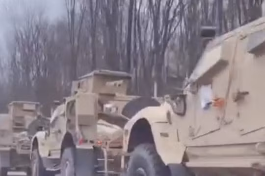 Đoàn xe bọc thép Oshkosh M-ATV trên đường cao tốc Ukraine. Ảnh Military Ukraine