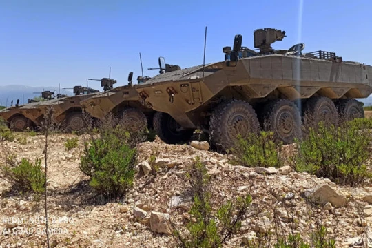 Nhóm xe thiết giáp bánh lốp Eitan tham gia diễn tập chiến đấu. Ảnh Video South Front