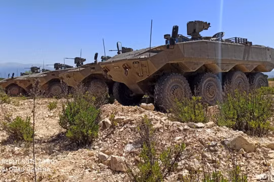 Nhóm xe thiết giáp bánh lốp Eitan tham gia diễn tập chiến đấu. Ảnh Video South Front