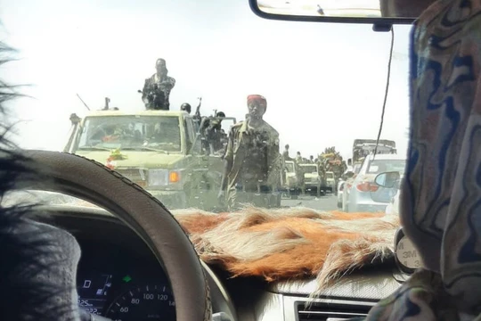 Quân đội Sudan cơ động di chuyển trong thành phố Khartoum, Ảnh South Front.